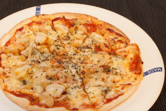ピリ辛にんにく菜種オイルのシーフードピザ